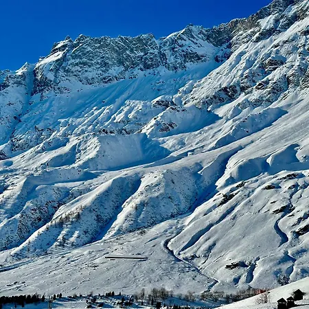 Luxury 4beds Ski-in&out Large! * 布勒伊-切尔维尼亚